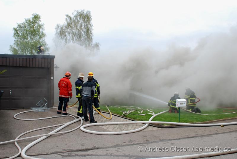 DSC_0019.JPG - Vid 16,15 larmades Ljungbyheds och Klippans räddningstjänst till Rundelsgatan i Ljungbyhed där man hade kraftig rökutveckling. När räddningstjänsten kom fram till platsen var huset övertänt och kraftig rökutveckling. Ingen person ska ha skadats i branden då dem som bodde där inte var hemma när det startade. Pga av den kraftiga rökutvecklingen kunde de vara vissa störningar på väg 13.