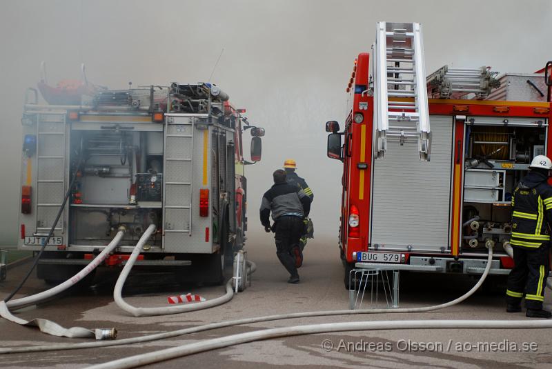 DSC_0021.JPG - Vid 16,15 larmades Ljungbyheds och Klippans räddningstjänst till Rundelsgatan i Ljungbyhed där man hade kraftig rökutveckling. När räddningstjänsten kom fram till platsen var huset övertänt och kraftig rökutveckling. Ingen person ska ha skadats i branden då dem som bodde där inte var hemma när det startade. Pga av den kraftiga rökutvecklingen kunde de vara vissa störningar på väg 13.