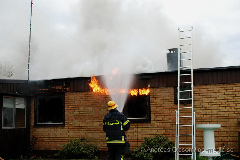 DSC_0022..JPG - Vid 16,15 larmades Ljungbyheds och Klippans räddningstjänst till Rundelsgatan i Ljungbyhed där man hade kraftig rökutveckling. När räddningstjänsten kom fram till platsen var huset övertänt och kraftig rökutveckling. Ingen person ska ha skadats i branden då dem som bodde där inte var hemma när det startade. Pga av den kraftiga rökutvecklingen kunde de vara vissa störningar på väg 13.