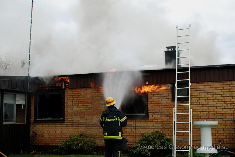 DSC_0024..JPG - Vid 16,15 larmades Ljungbyheds och Klippans räddningstjänst till Rundelsgatan i Ljungbyhed där man hade kraftig rökutveckling. När räddningstjänsten kom fram till platsen var huset övertänt och kraftig rökutveckling. Ingen person ska ha skadats i branden då dem som bodde där inte var hemma när det startade. Pga av den kraftiga rökutvecklingen kunde de vara vissa störningar på väg 13.