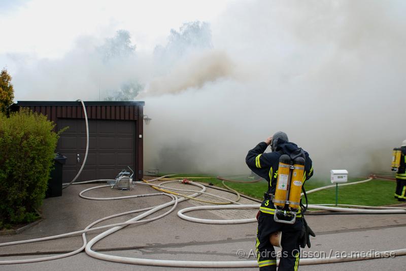 DSC_0025.JPG - Vid 16,15 larmades Ljungbyheds och Klippans räddningstjänst till Rundelsgatan i Ljungbyhed där man hade kraftig rökutveckling. När räddningstjänsten kom fram till platsen var huset övertänt och kraftig rökutveckling. Ingen person ska ha skadats i branden då dem som bodde där inte var hemma när det startade. Pga av den kraftiga rökutvecklingen kunde de vara vissa störningar på väg 13.