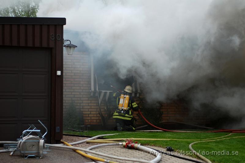 DSC_0026.JPG - Vid 16,15 larmades Ljungbyheds och Klippans räddningstjänst till Rundelsgatan i Ljungbyhed där man hade kraftig rökutveckling. När räddningstjänsten kom fram till platsen var huset övertänt och kraftig rökutveckling. Ingen person ska ha skadats i branden då dem som bodde där inte var hemma när det startade. Pga av den kraftiga rökutvecklingen kunde de vara vissa störningar på väg 13.