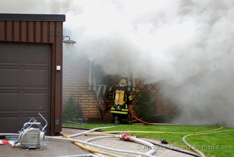 DSC_0027.JPG - Vid 16,15 larmades Ljungbyheds och Klippans räddningstjänst till Rundelsgatan i Ljungbyhed där man hade kraftig rökutveckling. När räddningstjänsten kom fram till platsen var huset övertänt och kraftig rökutveckling. Ingen person ska ha skadats i branden då dem som bodde där inte var hemma när det startade. Pga av den kraftiga rökutvecklingen kunde de vara vissa störningar på väg 13.