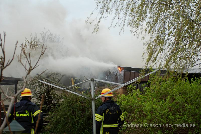 DSC_0028..JPG - Vid 16,15 larmades Ljungbyheds och Klippans räddningstjänst till Rundelsgatan i Ljungbyhed där man hade kraftig rökutveckling. När räddningstjänsten kom fram till platsen var huset övertänt och kraftig rökutveckling. Ingen person ska ha skadats i branden då dem som bodde där inte var hemma när det startade. Pga av den kraftiga rökutvecklingen kunde de vara vissa störningar på väg 13.