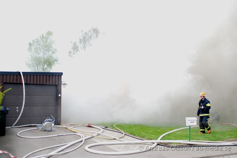 DSC_0028.JPG - Vid 16,15 larmades Ljungbyheds och Klippans räddningstjänst till Rundelsgatan i Ljungbyhed där man hade kraftig rökutveckling. När räddningstjänsten kom fram till platsen var huset övertänt och kraftig rökutveckling. Ingen person ska ha skadats i branden då dem som bodde där inte var hemma när det startade. Pga av den kraftiga rökutvecklingen kunde de vara vissa störningar på väg 13.