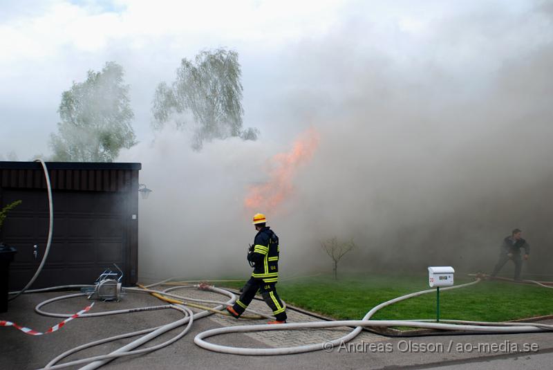 DSC_0029.JPG - Vid 16,15 larmades Ljungbyheds och Klippans räddningstjänst till Rundelsgatan i Ljungbyhed där man hade kraftig rökutveckling. När räddningstjänsten kom fram till platsen var huset övertänt och kraftig rökutveckling. Ingen person ska ha skadats i branden då dem som bodde där inte var hemma när det startade. Pga av den kraftiga rökutvecklingen kunde de vara vissa störningar på väg 13.