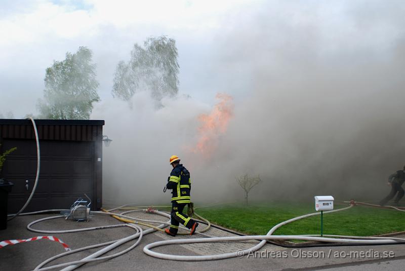 DSC_0030.JPG - Vid 16,15 larmades Ljungbyheds och Klippans räddningstjänst till Rundelsgatan i Ljungbyhed där man hade kraftig rökutveckling. När räddningstjänsten kom fram till platsen var huset övertänt och kraftig rökutveckling. Ingen person ska ha skadats i branden då dem som bodde där inte var hemma när det startade. Pga av den kraftiga rökutvecklingen kunde de vara vissa störningar på väg 13.