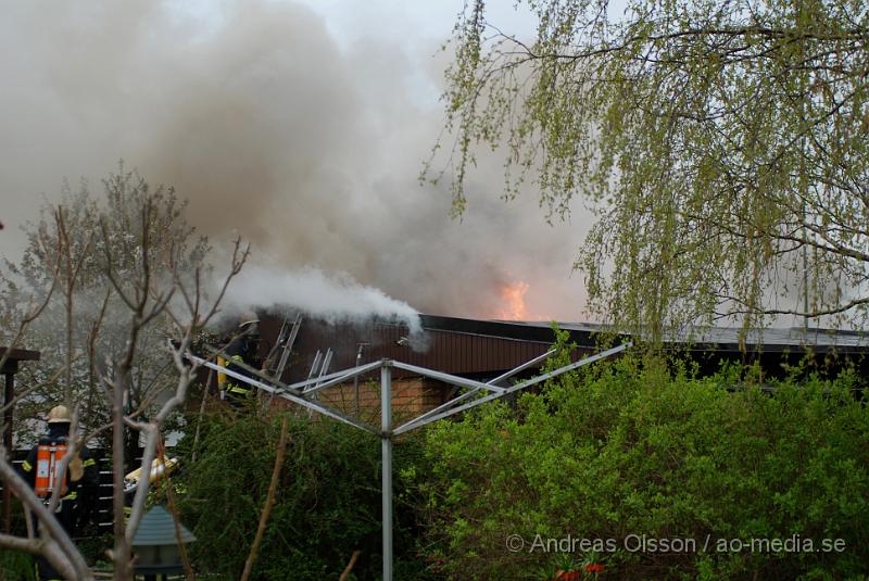 DSC_0033..JPG - Vid 16,15 larmades Ljungbyheds och Klippans räddningstjänst till Rundelsgatan i Ljungbyhed där man hade kraftig rökutveckling. När räddningstjänsten kom fram till platsen var huset övertänt och kraftig rökutveckling. Ingen person ska ha skadats i branden då dem som bodde där inte var hemma när det startade. Pga av den kraftiga rökutvecklingen kunde de vara vissa störningar på väg 13.