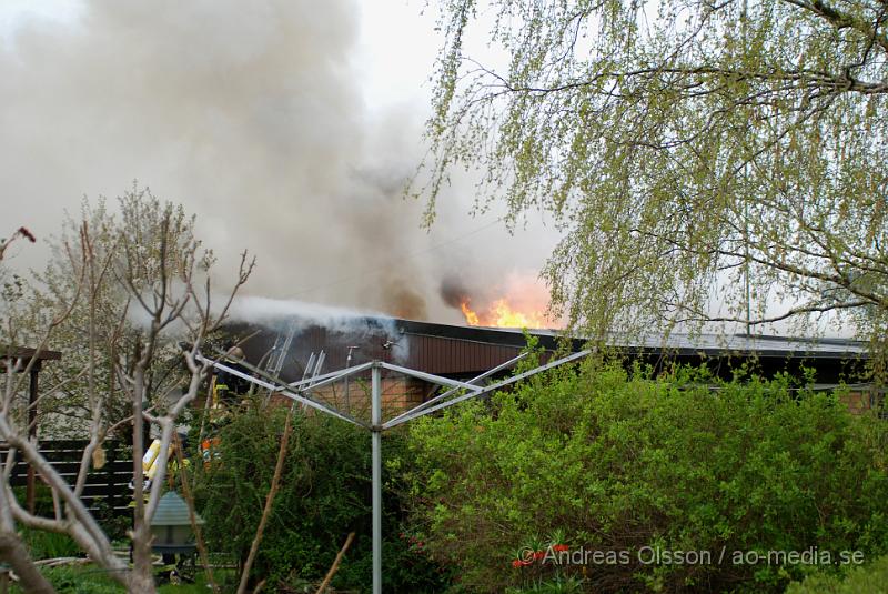 DSC_0036..JPG - Vid 16,15 larmades Ljungbyheds och Klippans räddningstjänst till Rundelsgatan i Ljungbyhed där man hade kraftig rökutveckling. När räddningstjänsten kom fram till platsen var huset övertänt och kraftig rökutveckling. Ingen person ska ha skadats i branden då dem som bodde där inte var hemma när det startade. Pga av den kraftiga rökutvecklingen kunde de vara vissa störningar på väg 13.