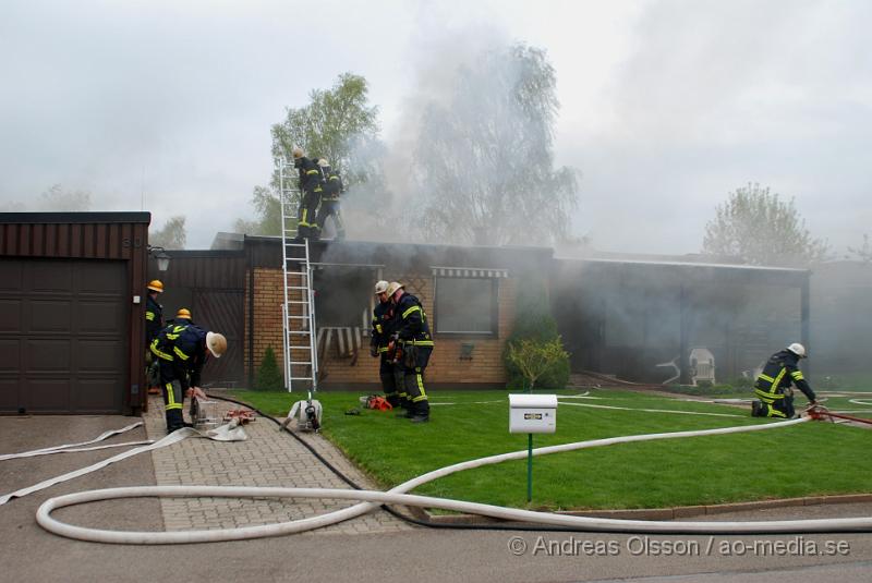 DSC_0055.JPG - Vid 16,15 larmades Ljungbyheds och Klippans räddningstjänst till Rundelsgatan i Ljungbyhed där man hade kraftig rökutveckling. När räddningstjänsten kom fram till platsen var huset övertänt och kraftig rökutveckling. Ingen person ska ha skadats i branden då dem som bodde där inte var hemma när det startade. Pga av den kraftiga rökutvecklingen kunde de vara vissa störningar på väg 13.