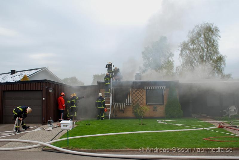 DSC_0057.JPG - Vid 16,15 larmades Ljungbyheds och Klippans räddningstjänst till Rundelsgatan i Ljungbyhed där man hade kraftig rökutveckling. När räddningstjänsten kom fram till platsen var huset övertänt och kraftig rökutveckling. Ingen person ska ha skadats i branden då dem som bodde där inte var hemma när det startade. Pga av den kraftiga rökutvecklingen kunde de vara vissa störningar på väg 13.