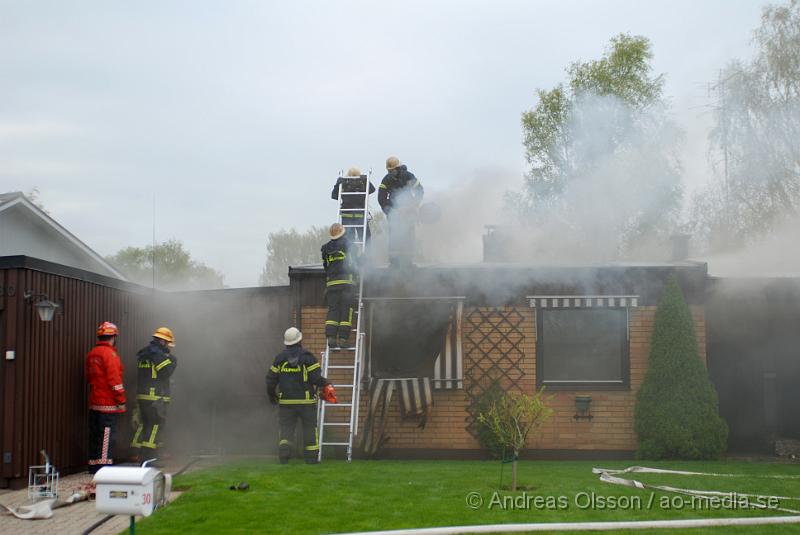 DSC_0058.JPG - Vid 16,15 larmades Ljungbyheds och Klippans räddningstjänst till Rundelsgatan i Ljungbyhed där man hade kraftig rökutveckling. När räddningstjänsten kom fram till platsen var huset övertänt och kraftig rökutveckling. Ingen person ska ha skadats i branden då dem som bodde där inte var hemma när det startade. Pga av den kraftiga rökutvecklingen kunde de vara vissa störningar på väg 13.