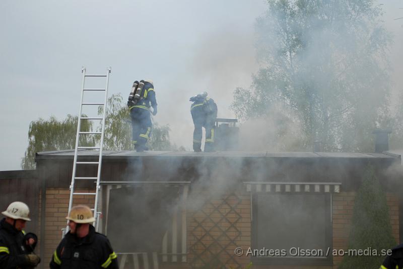 DSC_0060.JPG - Vid 16,15 larmades Ljungbyheds och Klippans räddningstjänst till Rundelsgatan i Ljungbyhed där man hade kraftig rökutveckling. När räddningstjänsten kom fram till platsen var huset övertänt och kraftig rökutveckling. Ingen person ska ha skadats i branden då dem som bodde där inte var hemma när det startade. Pga av den kraftiga rökutvecklingen kunde de vara vissa störningar på väg 13.