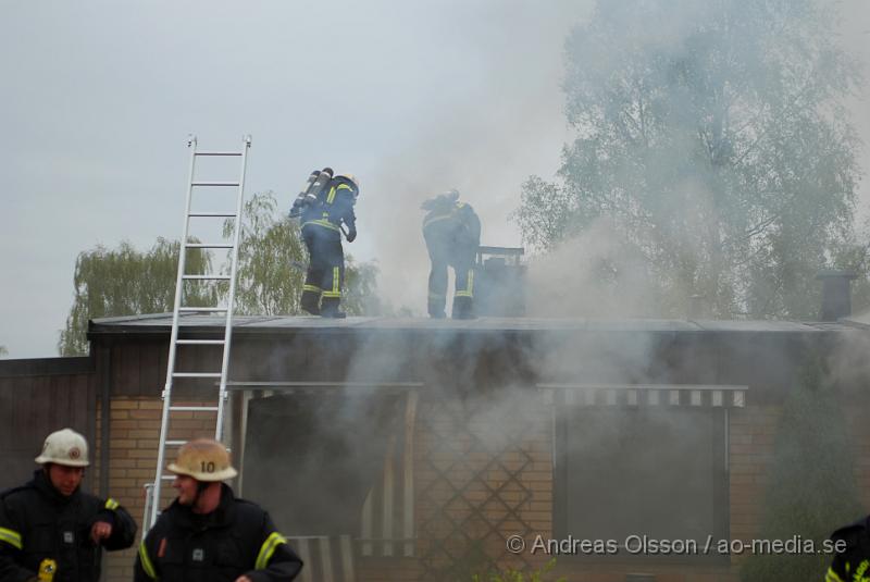 DSC_0061.JPG - Vid 16,15 larmades Ljungbyheds och Klippans räddningstjänst till Rundelsgatan i Ljungbyhed där man hade kraftig rökutveckling. När räddningstjänsten kom fram till platsen var huset övertänt och kraftig rökutveckling. Ingen person ska ha skadats i branden då dem som bodde där inte var hemma när det startade. Pga av den kraftiga rökutvecklingen kunde de vara vissa störningar på väg 13.