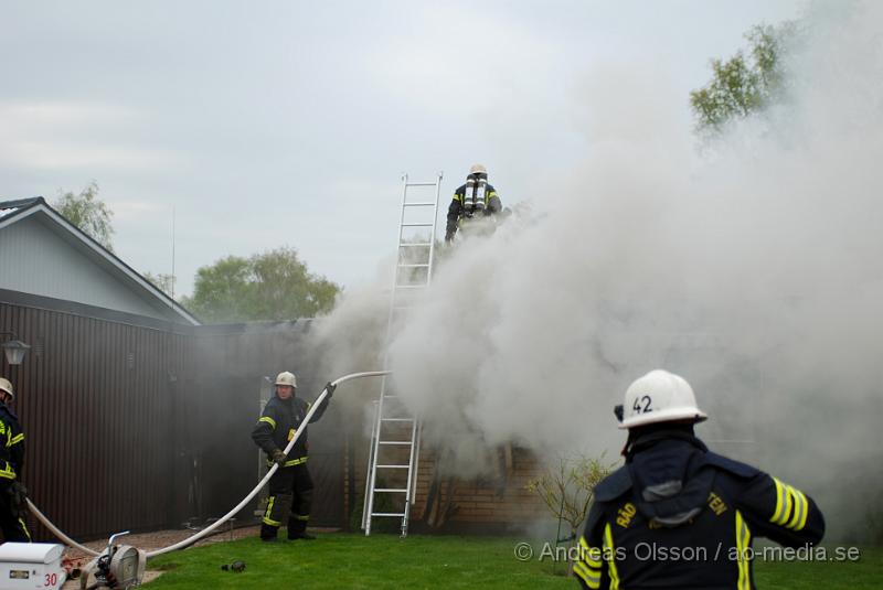 DSC_0062.JPG - Vid 16,15 larmades Ljungbyheds och Klippans räddningstjänst till Rundelsgatan i Ljungbyhed där man hade kraftig rökutveckling. När räddningstjänsten kom fram till platsen var huset övertänt och kraftig rökutveckling. Ingen person ska ha skadats i branden då dem som bodde där inte var hemma när det startade. Pga av den kraftiga rökutvecklingen kunde de vara vissa störningar på väg 13.