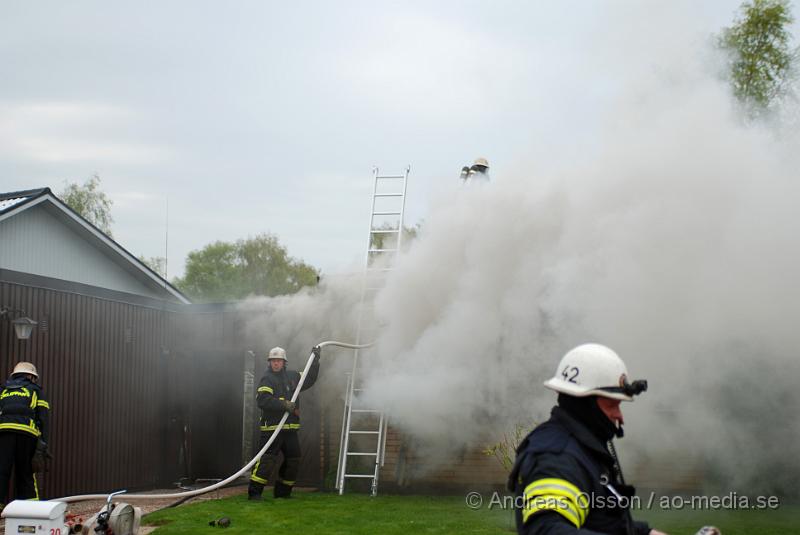 DSC_0063.JPG - Vid 16,15 larmades Ljungbyheds och Klippans räddningstjänst till Rundelsgatan i Ljungbyhed där man hade kraftig rökutveckling. När räddningstjänsten kom fram till platsen var huset övertänt och kraftig rökutveckling. Ingen person ska ha skadats i branden då dem som bodde där inte var hemma när det startade. Pga av den kraftiga rökutvecklingen kunde de vara vissa störningar på väg 13.