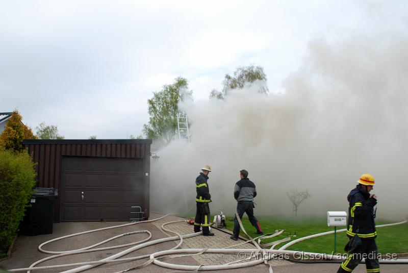 DSC_0064.JPG - Vid 16,15 larmades Ljungbyheds och Klippans räddningstjänst till Rundelsgatan i Ljungbyhed där man hade kraftig rökutveckling. När räddningstjänsten kom fram till platsen var huset övertänt och kraftig rökutveckling. Ingen person ska ha skadats i branden då dem som bodde där inte var hemma när det startade. Pga av den kraftiga rökutvecklingen kunde de vara vissa störningar på väg 13.