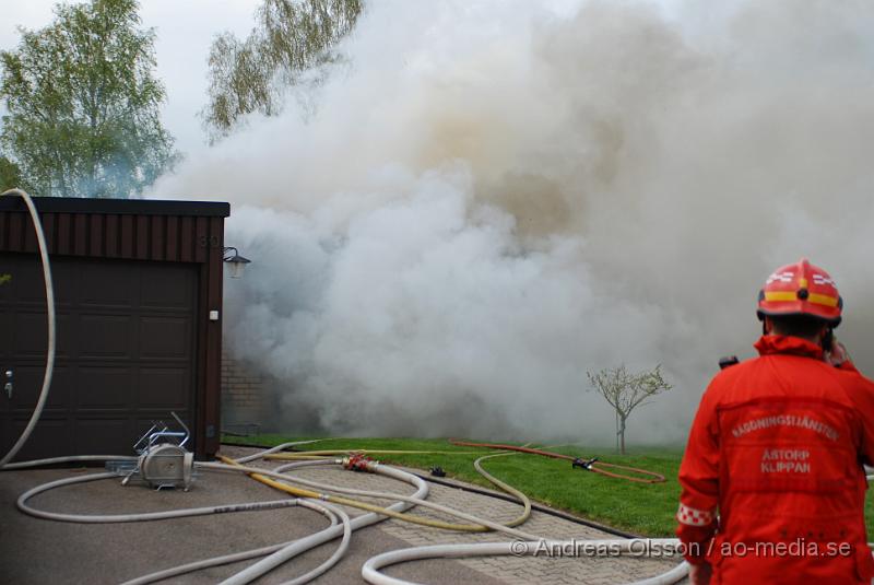 DSC_0066.JPG - Vid 16,15 larmades Ljungbyheds och Klippans räddningstjänst till Rundelsgatan i Ljungbyhed där man hade kraftig rökutveckling. När räddningstjänsten kom fram till platsen var huset övertänt och kraftig rökutveckling. Ingen person ska ha skadats i branden då dem som bodde där inte var hemma när det startade. Pga av den kraftiga rökutvecklingen kunde de vara vissa störningar på väg 13.