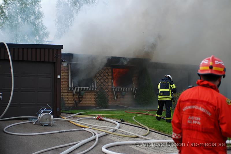 DSC_0067.JPG - Vid 16,15 larmades Ljungbyheds och Klippans räddningstjänst till Rundelsgatan i Ljungbyhed där man hade kraftig rökutveckling. När räddningstjänsten kom fram till platsen var huset övertänt och kraftig rökutveckling. Ingen person ska ha skadats i branden då dem som bodde där inte var hemma när det startade. Pga av den kraftiga rökutvecklingen kunde de vara vissa störningar på väg 13.