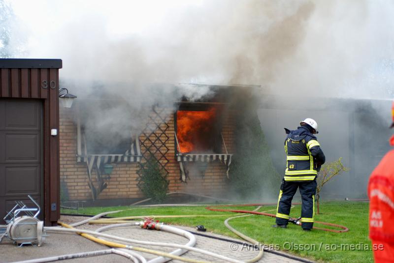 DSC_0070.JPG - Vid 16,15 larmades Ljungbyheds och Klippans räddningstjänst till Rundelsgatan i Ljungbyhed där man hade kraftig rökutveckling. När räddningstjänsten kom fram till platsen var huset övertänt och kraftig rökutveckling. Ingen person ska ha skadats i branden då dem som bodde där inte var hemma när det startade. Pga av den kraftiga rökutvecklingen kunde de vara vissa störningar på väg 13.