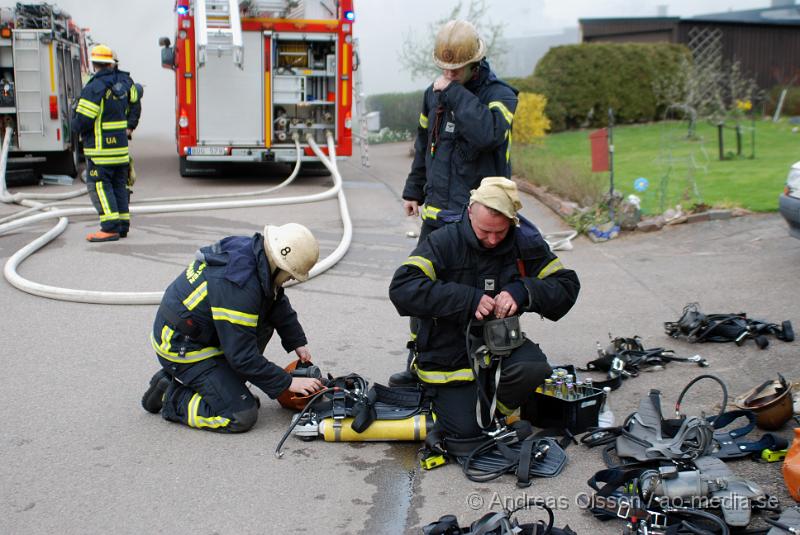 DSC_0073.JPG - Vid 16,15 larmades Ljungbyheds och Klippans räddningstjänst till Rundelsgatan i Ljungbyhed där man hade kraftig rökutveckling. När räddningstjänsten kom fram till platsen var huset övertänt och kraftig rökutveckling. Ingen person ska ha skadats i branden då dem som bodde där inte var hemma när det startade. Pga av den kraftiga rökutvecklingen kunde de vara vissa störningar på väg 13.