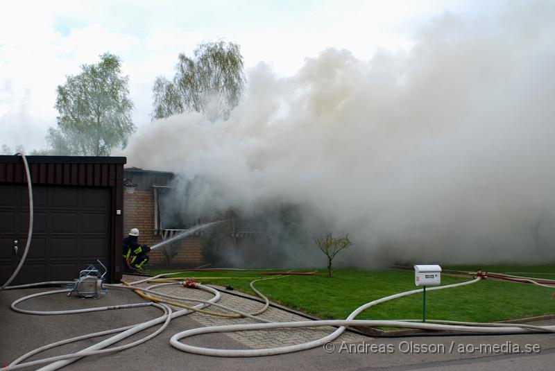 DSC_0076.JPG - Vid 16,15 larmades Ljungbyheds och Klippans räddningstjänst till Rundelsgatan i Ljungbyhed där man hade kraftig rökutveckling. När räddningstjänsten kom fram till platsen var huset övertänt och kraftig rökutveckling. Ingen person ska ha skadats i branden då dem som bodde där inte var hemma när det startade. Pga av den kraftiga rökutvecklingen kunde de vara vissa störningar på väg 13.