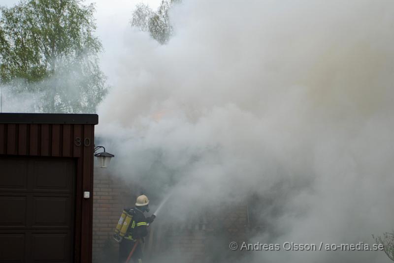 DSC_0078.JPG - Vid 16,15 larmades Ljungbyheds och Klippans räddningstjänst till Rundelsgatan i Ljungbyhed där man hade kraftig rökutveckling. När räddningstjänsten kom fram till platsen var huset övertänt och kraftig rökutveckling. Ingen person ska ha skadats i branden då dem som bodde där inte var hemma när det startade. Pga av den kraftiga rökutvecklingen kunde de vara vissa störningar på väg 13.