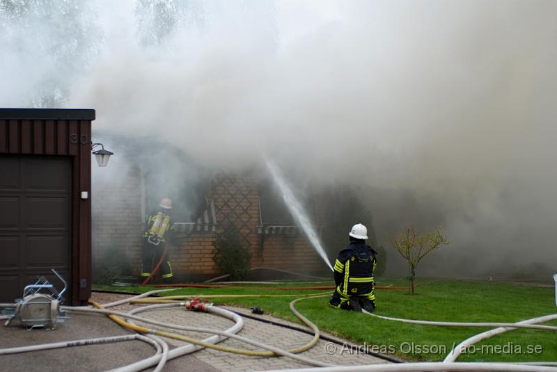 DSC_0079.JPG - Vid 16,15 larmades Ljungbyheds och Klippans räddningstjänst till Rundelsgatan i Ljungbyhed där man hade kraftig rökutveckling. När räddningstjänsten kom fram till platsen var huset övertänt och kraftig rökutveckling. Ingen person ska ha skadats i branden då dem som bodde där inte var hemma när det startade. Pga av den kraftiga rökutvecklingen kunde de vara vissa störningar på väg 13.