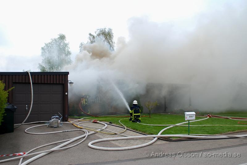 DSC_0081.JPG - Vid 16,15 larmades Ljungbyheds och Klippans räddningstjänst till Rundelsgatan i Ljungbyhed där man hade kraftig rökutveckling. När räddningstjänsten kom fram till platsen var huset övertänt och kraftig rökutveckling. Ingen person ska ha skadats i branden då dem som bodde där inte var hemma när det startade. Pga av den kraftiga rökutvecklingen kunde de vara vissa störningar på väg 13.