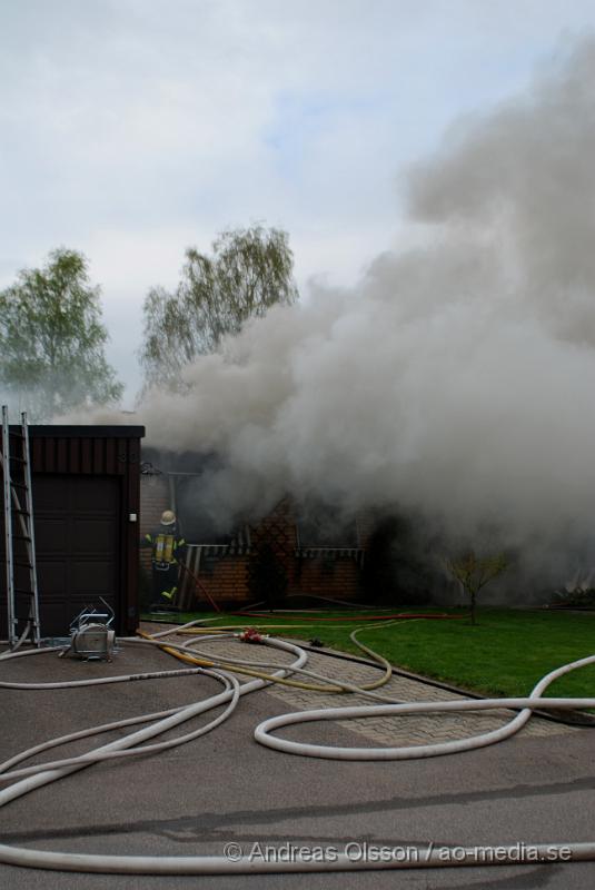 DSC_0083.JPG - Vid 16,15 larmades Ljungbyheds och Klippans räddningstjänst till Rundelsgatan i Ljungbyhed där man hade kraftig rökutveckling. När räddningstjänsten kom fram till platsen var huset övertänt och kraftig rökutveckling. Ingen person ska ha skadats i branden då dem som bodde där inte var hemma när det startade. Pga av den kraftiga rökutvecklingen kunde de vara vissa störningar på väg 13.