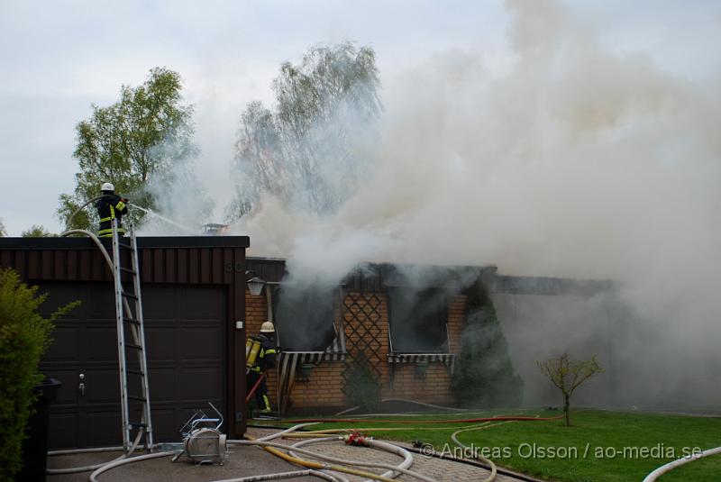 DSC_0086.JPG - Vid 16,15 larmades Ljungbyheds och Klippans räddningstjänst till Rundelsgatan i Ljungbyhed där man hade kraftig rökutveckling. När räddningstjänsten kom fram till platsen var huset övertänt och kraftig rökutveckling. Ingen person ska ha skadats i branden då dem som bodde där inte var hemma när det startade. Pga av den kraftiga rökutvecklingen kunde de vara vissa störningar på väg 13.