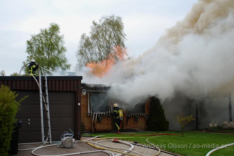 DSC_0087.JPG - Vid 16,15 larmades Ljungbyheds och Klippans räddningstjänst till Rundelsgatan i Ljungbyhed där man hade kraftig rökutveckling. När räddningstjänsten kom fram till platsen var huset övertänt och kraftig rökutveckling. Ingen person ska ha skadats i branden då dem som bodde där inte var hemma när det startade. Pga av den kraftiga rökutvecklingen kunde de vara vissa störningar på väg 13.