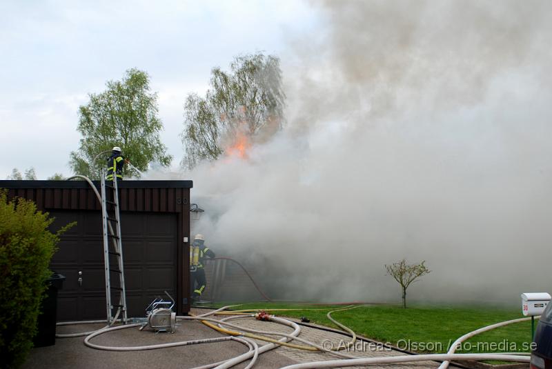 DSC_0090.JPG - Vid 16,15 larmades Ljungbyheds och Klippans räddningstjänst till Rundelsgatan i Ljungbyhed där man hade kraftig rökutveckling. När räddningstjänsten kom fram till platsen var huset övertänt och kraftig rökutveckling. Ingen person ska ha skadats i branden då dem som bodde där inte var hemma när det startade. Pga av den kraftiga rökutvecklingen kunde de vara vissa störningar på väg 13.