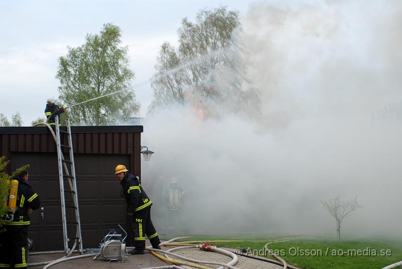 DSC_0093.JPG - Vid 16,15 larmades Ljungbyheds och Klippans räddningstjänst till Rundelsgatan i Ljungbyhed där man hade kraftig rökutveckling. När räddningstjänsten kom fram till platsen var huset övertänt och kraftig rökutveckling. Ingen person ska ha skadats i branden då dem som bodde där inte var hemma när det startade. Pga av den kraftiga rökutvecklingen kunde de vara vissa störningar på väg 13.