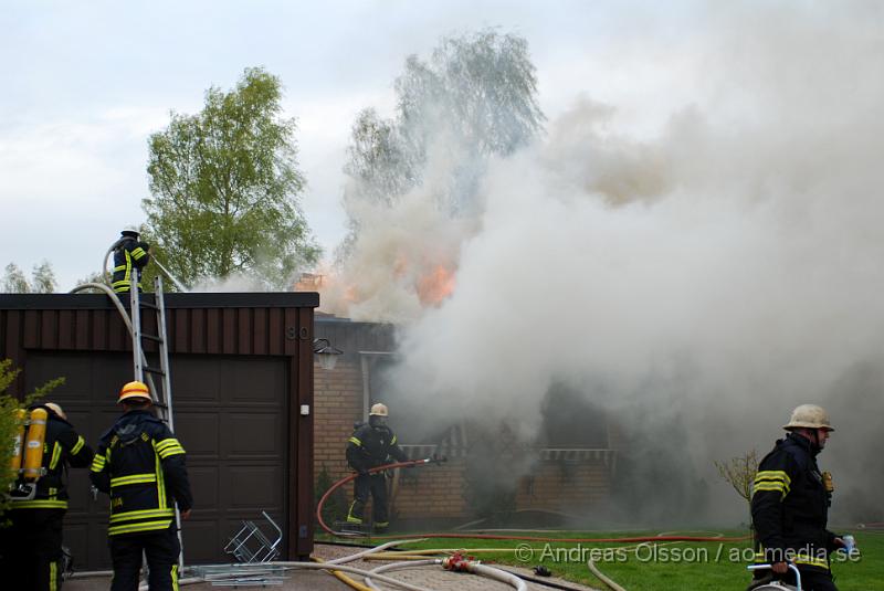 DSC_0097.JPG - Vid 16,15 larmades Ljungbyheds och Klippans räddningstjänst till Rundelsgatan i Ljungbyhed där man hade kraftig rökutveckling. När räddningstjänsten kom fram till platsen var huset övertänt och kraftig rökutveckling. Ingen person ska ha skadats i branden då dem som bodde där inte var hemma när det startade. Pga av den kraftiga rökutvecklingen kunde de vara vissa störningar på väg 13.