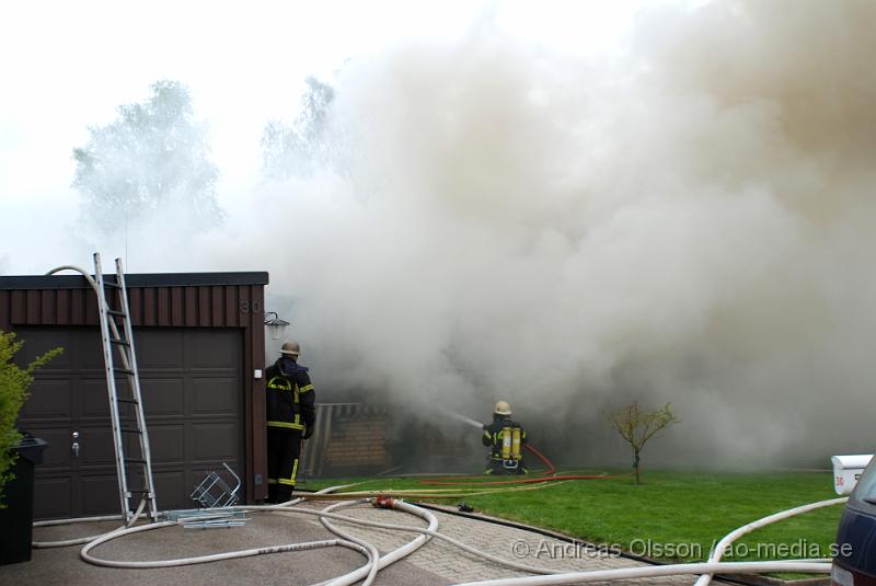 DSC_0101.JPG - Vid 16,15 larmades Ljungbyheds och Klippans räddningstjänst till Rundelsgatan i Ljungbyhed där man hade kraftig rökutveckling. När räddningstjänsten kom fram till platsen var huset övertänt och kraftig rökutveckling. Ingen person ska ha skadats i branden då dem som bodde där inte var hemma när det startade. Pga av den kraftiga rökutvecklingen kunde de vara vissa störningar på väg 13.