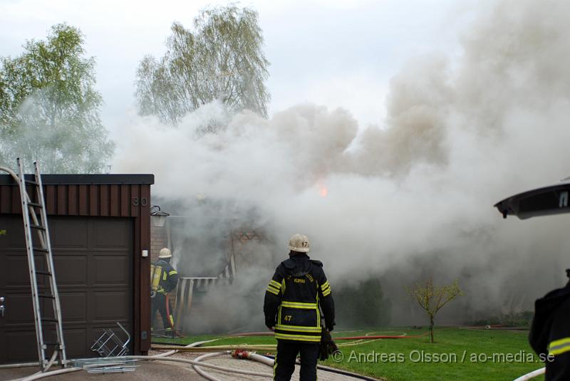 DSC_0103.JPG - Vid 16,15 larmades Ljungbyheds och Klippans räddningstjänst till Rundelsgatan i Ljungbyhed där man hade kraftig rökutveckling. När räddningstjänsten kom fram till platsen var huset övertänt och kraftig rökutveckling. Ingen person ska ha skadats i branden då dem som bodde där inte var hemma när det startade. Pga av den kraftiga rökutvecklingen kunde de vara vissa störningar på väg 13.