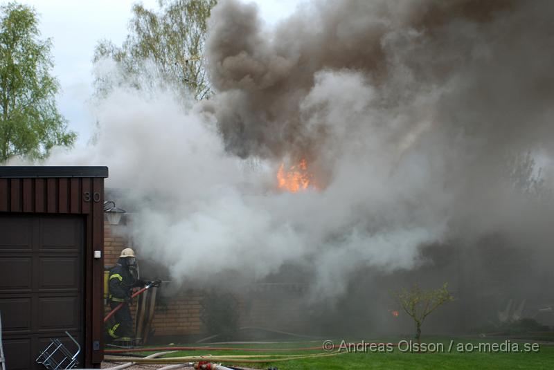 DSC_0104.JPG - Vid 16,15 larmades Ljungbyheds och Klippans räddningstjänst till Rundelsgatan i Ljungbyhed där man hade kraftig rökutveckling. När räddningstjänsten kom fram till platsen var huset övertänt och kraftig rökutveckling. Ingen person ska ha skadats i branden då dem som bodde där inte var hemma när det startade. Pga av den kraftiga rökutvecklingen kunde de vara vissa störningar på väg 13.