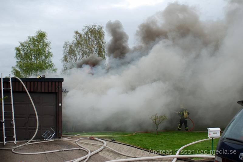 DSC_0108.JPG - Vid 16,15 larmades Ljungbyheds och Klippans räddningstjänst till Rundelsgatan i Ljungbyhed där man hade kraftig rökutveckling. När räddningstjänsten kom fram till platsen var huset övertänt och kraftig rökutveckling. Ingen person ska ha skadats i branden då dem som bodde där inte var hemma när det startade. Pga av den kraftiga rökutvecklingen kunde de vara vissa störningar på väg 13.