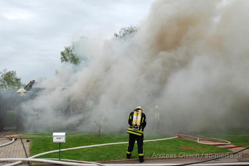 DSC_0111.JPG - Vid 16,15 larmades Ljungbyheds och Klippans räddningstjänst till Rundelsgatan i Ljungbyhed där man hade kraftig rökutveckling. När räddningstjänsten kom fram till platsen var huset övertänt och kraftig rökutveckling. Ingen person ska ha skadats i branden då dem som bodde där inte var hemma när det startade. Pga av den kraftiga rökutvecklingen kunde de vara vissa störningar på väg 13.