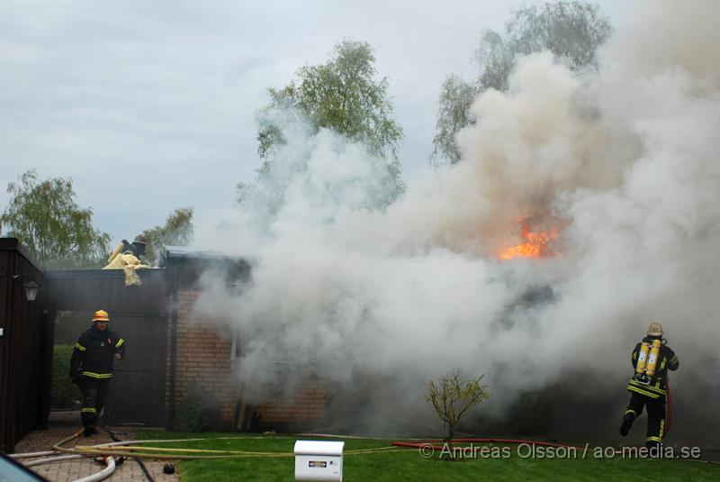 DSC_0117.JPG - Vid 16,15 larmades Ljungbyheds och Klippans räddningstjänst till Rundelsgatan i Ljungbyhed där man hade kraftig rökutveckling. När räddningstjänsten kom fram till platsen var huset övertänt och kraftig rökutveckling. Ingen person ska ha skadats i branden då dem som bodde där inte var hemma när det startade. Pga av den kraftiga rökutvecklingen kunde de vara vissa störningar på väg 13.