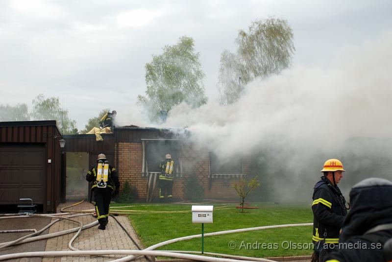 DSC_0121.JPG - Vid 16,15 larmades Ljungbyheds och Klippans räddningstjänst till Rundelsgatan i Ljungbyhed där man hade kraftig rökutveckling. När räddningstjänsten kom fram till platsen var huset övertänt och kraftig rökutveckling. Ingen person ska ha skadats i branden då dem som bodde där inte var hemma när det startade. Pga av den kraftiga rökutvecklingen kunde de vara vissa störningar på väg 13.