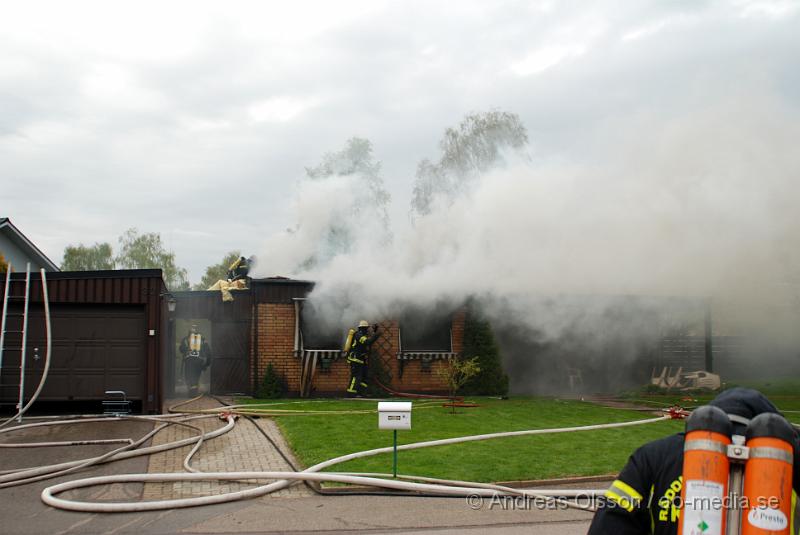 DSC_0122.JPG - Vid 16,15 larmades Ljungbyheds och Klippans räddningstjänst till Rundelsgatan i Ljungbyhed där man hade kraftig rökutveckling. När räddningstjänsten kom fram till platsen var huset övertänt och kraftig rökutveckling. Ingen person ska ha skadats i branden då dem som bodde där inte var hemma när det startade. Pga av den kraftiga rökutvecklingen kunde de vara vissa störningar på väg 13.