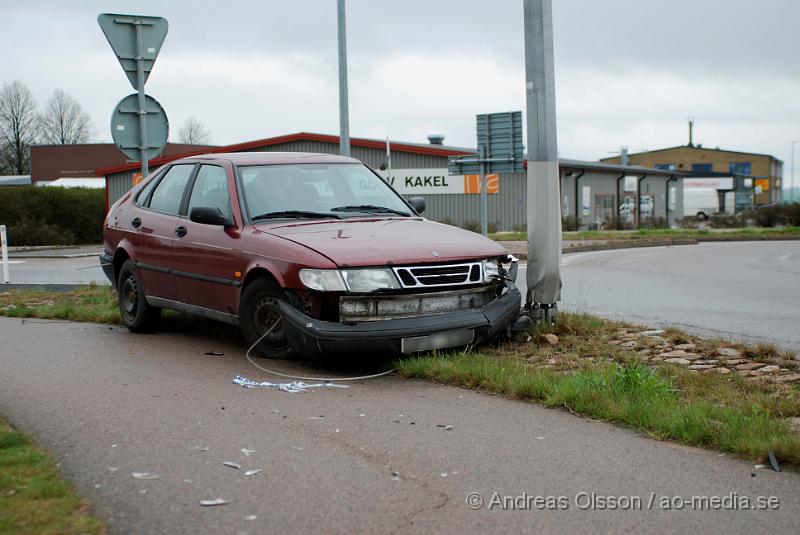 DSC_0057.JPG - Någon gång under natten mellan Fredag och lördag körde en personbil av vägen och in i en lyktstolpe vid rondellen i Klippan. Det är oklart om någon person kommit till skada. Men bilen blev skrot.