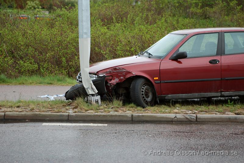 DSC_0064.JPG - Någon gång under natten mellan Fredag och lördag körde en personbil av vägen och in i en lyktstolpe vid rondellen i Klippan. Det är oklart om någon person kommit till skada. Men bilen blev skrot.