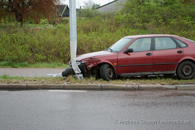 DSC_0069.JPG - Någon gång under natten mellan Fredag och lördag körde en personbil av vägen och in i en lyktstolpe vid rondellen i Klippan. Det är oklart om någon person kommit till skada. Men bilen blev skrot.