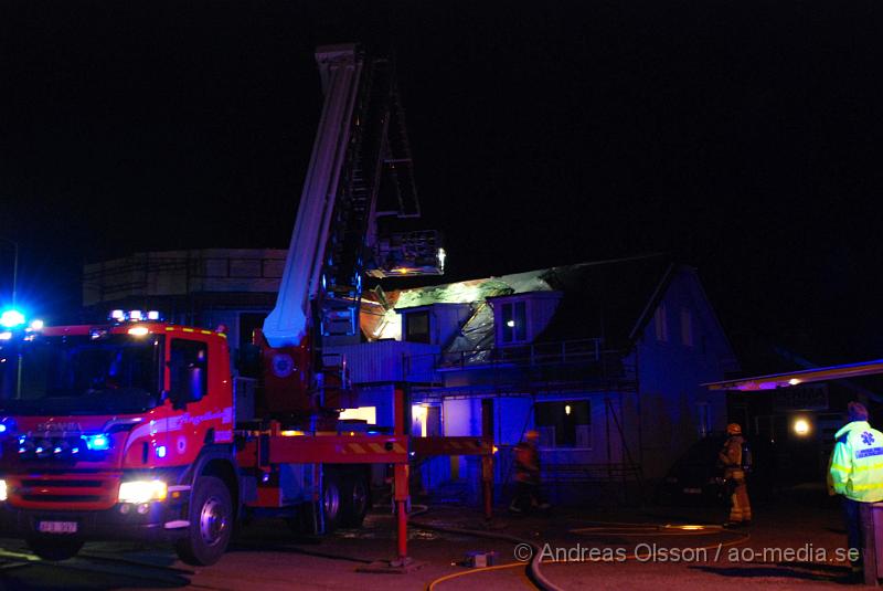 DSC_0025.JPG - Vid 02,30 larmades räddningstjänst, Ambulans och Polis till en villa i munka ljungby där man hade kraftig rökutveckling från vinden och ner i huset. Det är oklart vad som orsakat rökutvecklingen, men ingen person ska ha kommit till skada.