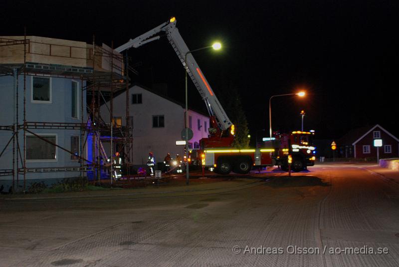 DSC_0029.JPG - Vid 02,30 larmades räddningstjänst, Ambulans och Polis till en villa i munka ljungby där man hade kraftig rökutveckling från vinden och ner i huset. Det är oklart vad som orsakat rökutvecklingen, men ingen person ska ha kommit till skada.