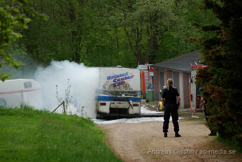 DSC_0001.JPG - Vid kvart i 12 larmades räddningstjänsten från Klippan och Ljungbyhed samt polis till Kolleberga där en bokbuss börjat brinna på en gård. Bussen blev helt utbränd men ingen person ska ha kommit till skada.