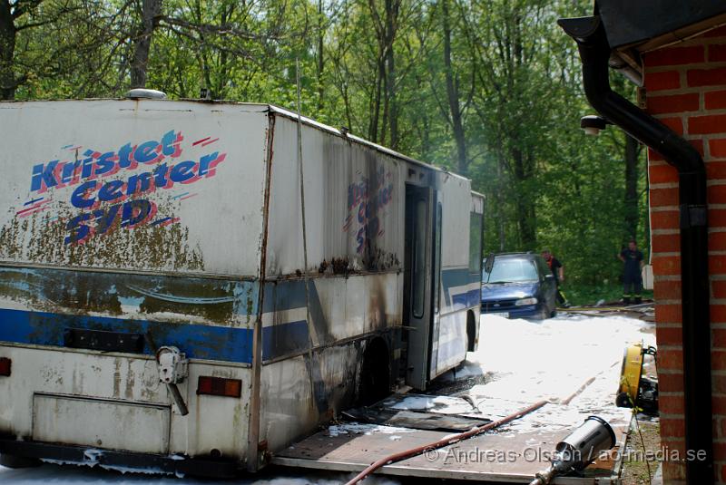 DSC_0005.JPG - Vid kvart i 12 larmades räddningstjänsten från Klippan och Ljungbyhed samt polis till Kolleberga där en bokbuss börjat brinna på en gård. Bussen blev helt utbränd men ingen person ska ha kommit till skada.